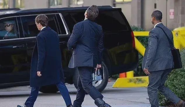 九游体育网站:马斯克皮靴西服现身华盛顿!政府任命曝光特朗普:离不开他!(图7)