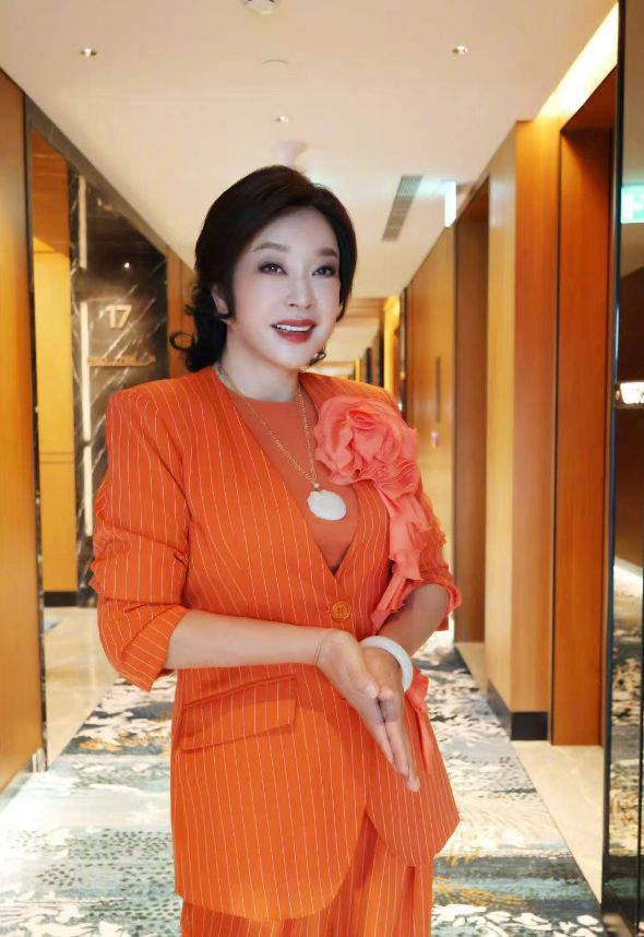 九游体育网站：被刘晓庆惊艳！74岁穿橘色西装+阔腿裤不仅不俗反而美出新高度(图3)