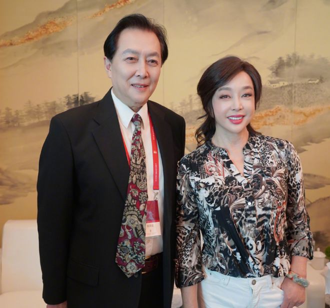 九游体育网站：被刘晓庆惊艳！74岁穿橘色西装+阔腿裤不仅不俗反而美出新高度(图7)