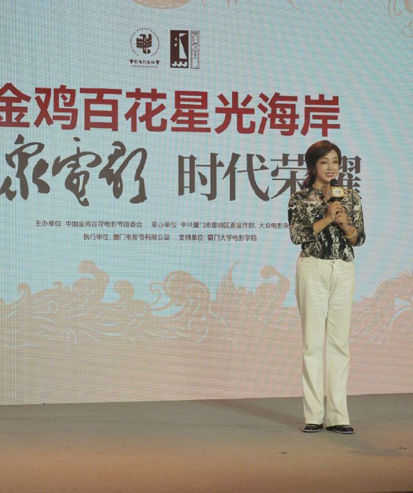 九游体育网站：被刘晓庆惊艳！74岁穿橘色西装+阔腿裤不仅不俗反而美出新高度(图6)