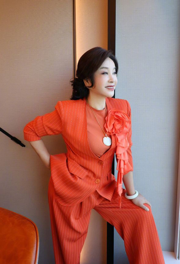 九游体育网站：被刘晓庆惊艳！74岁穿橘色西装+阔腿裤不仅不俗反而美出新高度(图4)