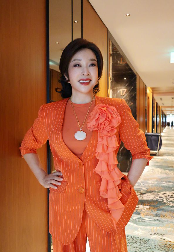 九游体育网站：被刘晓庆惊艳！74岁穿橘色西装+阔腿裤不仅不俗反而美出新高度(图1)