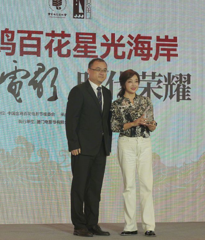 九游体育网站：被刘晓庆惊艳！74岁穿橘色西装+阔腿裤不仅不俗反而美出新高度(图5)