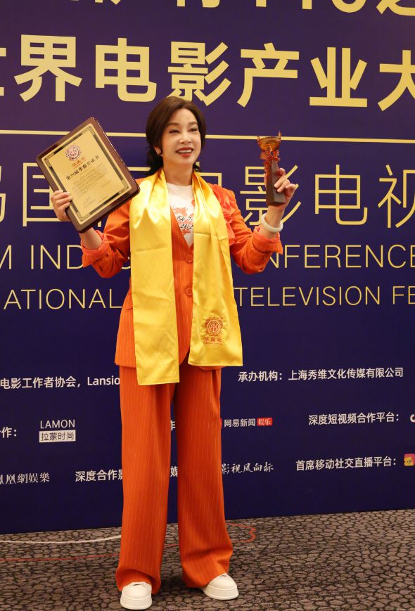 九游体育网站：被刘晓庆惊艳！74岁穿橘色西装+阔腿裤不仅不俗反而美出新高度(图2)