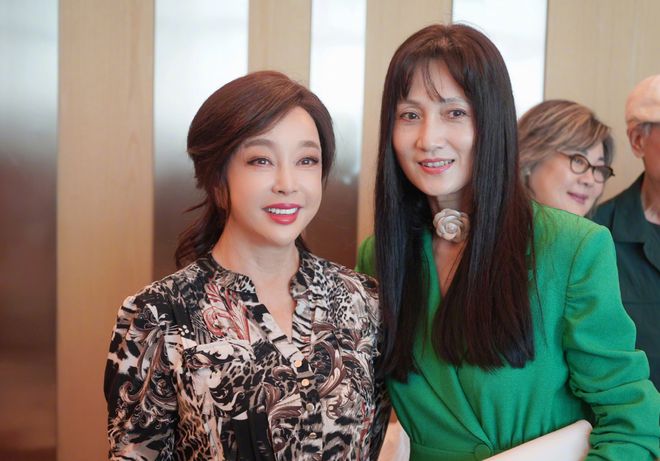 九游体育网站：被刘晓庆惊艳！74岁穿橘色西装+阔腿裤不仅不俗反而美出新高度(图8)