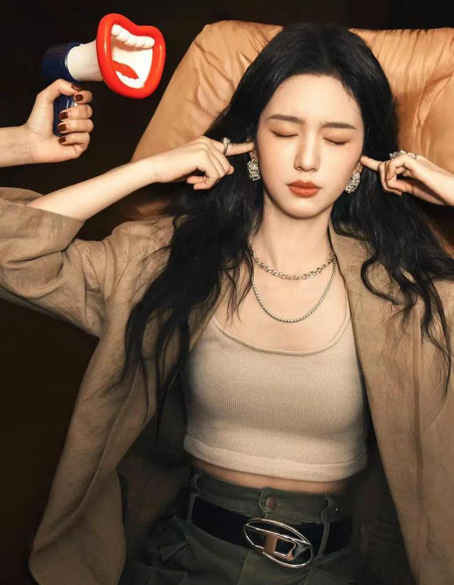 周也顶级冷艳骨像美女西服外套大秀颜值盛宴(图3)