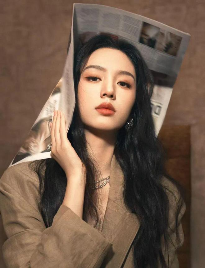 周也顶级冷艳骨像美女西服外套大秀颜值盛宴(图1)