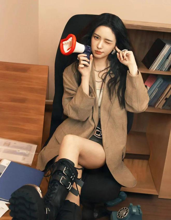 周也顶级冷艳骨像美女西服外套大秀颜值盛宴(图2)