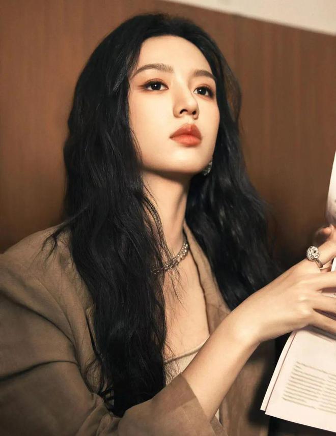 周也顶级冷艳骨像美女西服外套大秀颜值盛宴(图4)