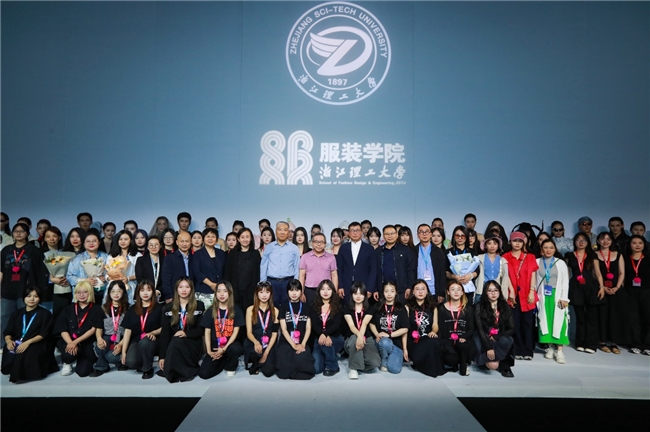 九游体育：浙江理工大学服装学院2024届服装与服饰设计专业毕业秀亮相｜中国国际大学生时装周(图1)