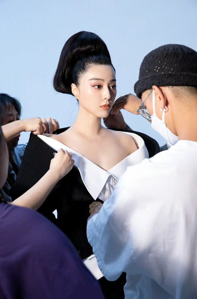 范冰冰到国外就是大胆！穿真空西装秀曲线这高级感简直无人能敌(图1)