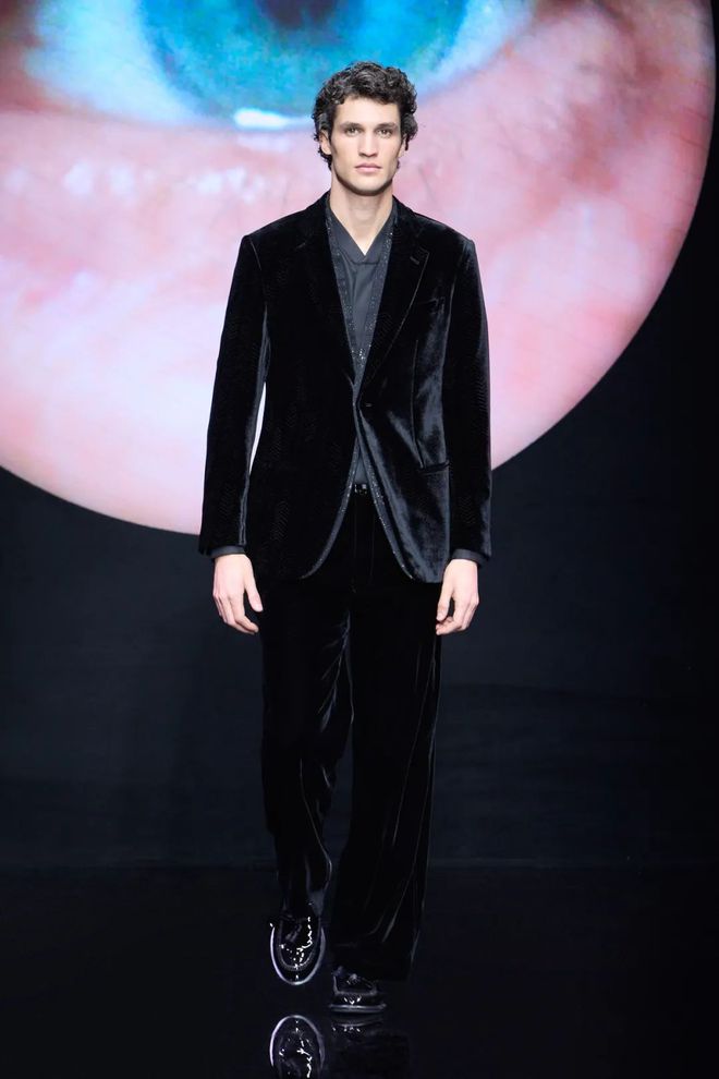 九游体育网站：米兰时装周｜GiorgioArmani2024秋冬系列当代视角下的经典绅士美学(图9)