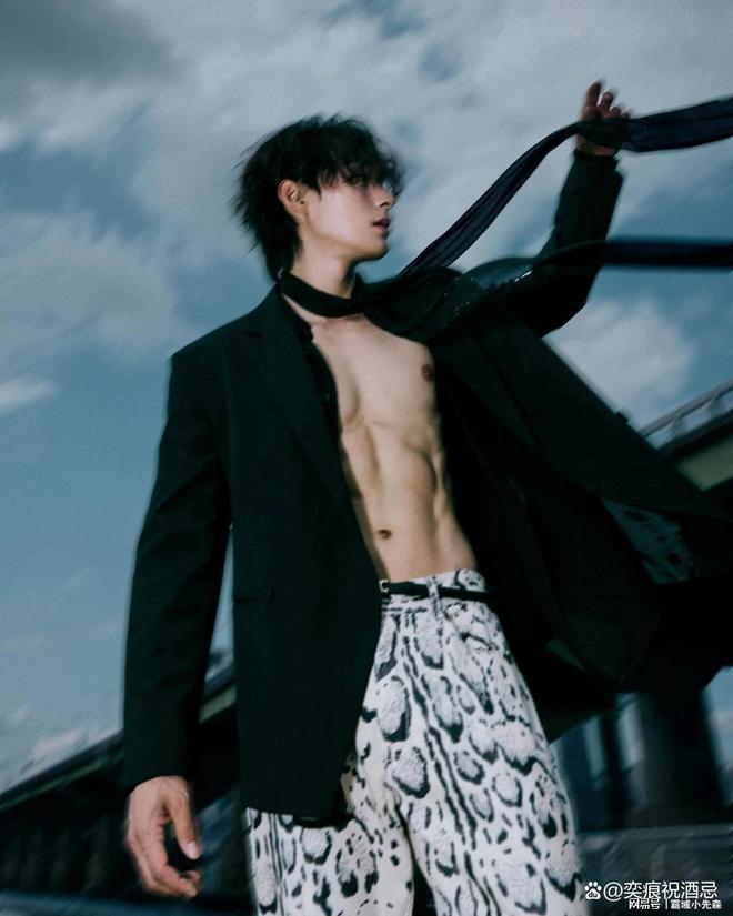 西装新搭法大揭秘！没白衬衫？黑领带照样气场全开(图1)