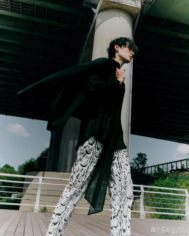 西装新搭法大揭秘！没白衬衫？黑领带照样气场全开(图3)