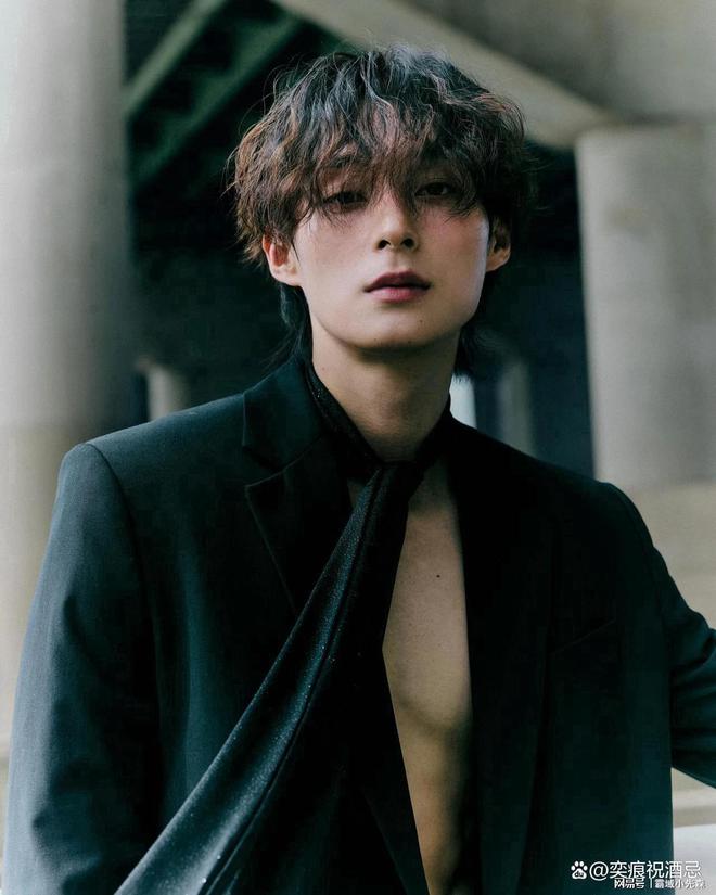 西装新搭法大揭秘！没白衬衫？黑领带照样气场全开(图2)