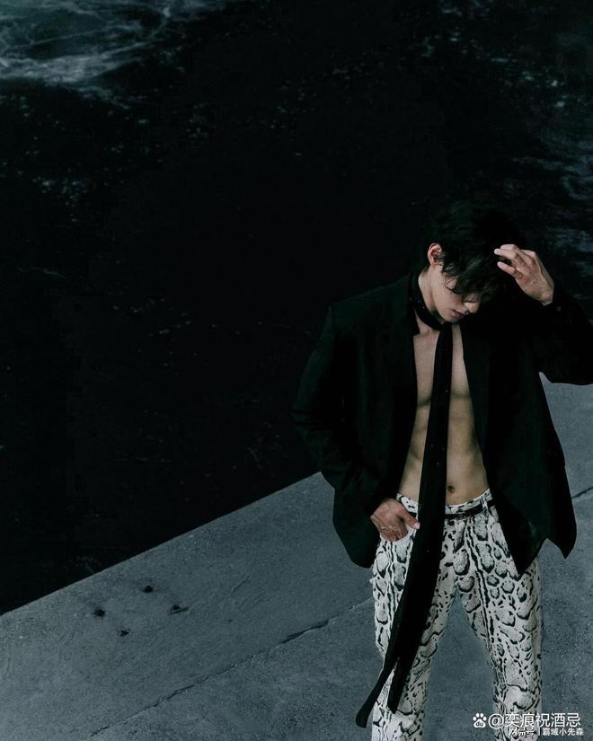 西装新搭法大揭秘！没白衬衫？黑领带照样气场全开(图4)