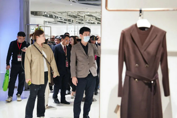九游体育网站：“向新聚力质赢未来”2024中国服装论坛高精尖创新大会在于都召开(图28)