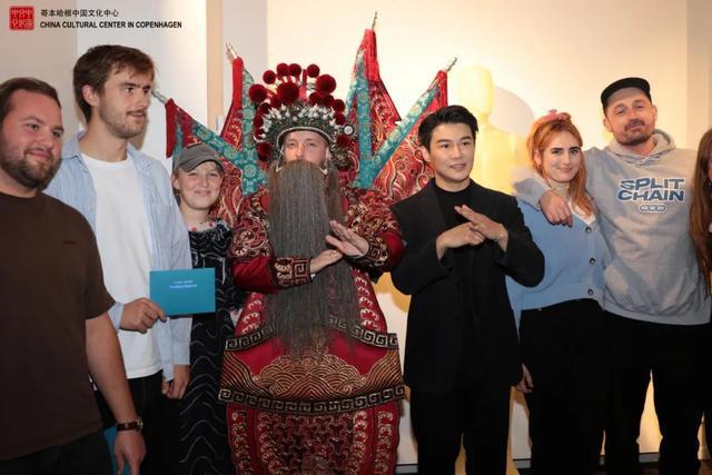 九游体育网站：时光流韵·锦绣霓裳—中国当代舞台服装设计展开幕(图2)