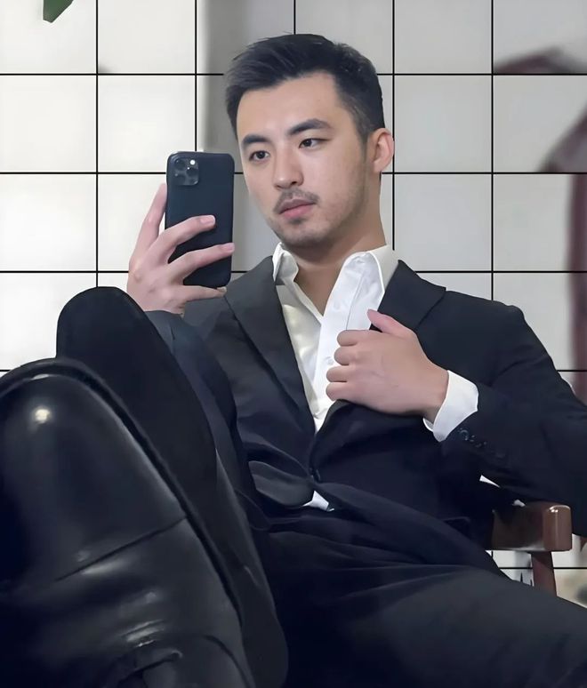 建议穿“西装”的男生剪这3款露额发型轻熟帅气尽显型男魅力(图1)