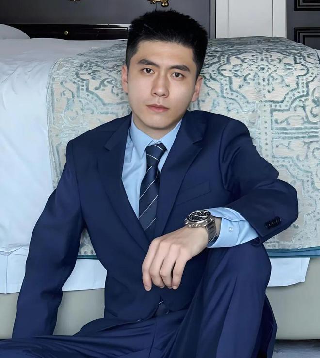 建议穿“西装”的男生剪这3款露额发型轻熟帅气尽显型男魅力(图3)