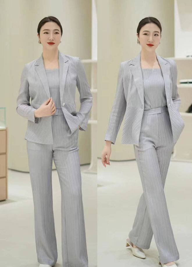 九游体育:春天还是小西装和风衣最好穿优雅干练显气质中年女人快准备好(图1)