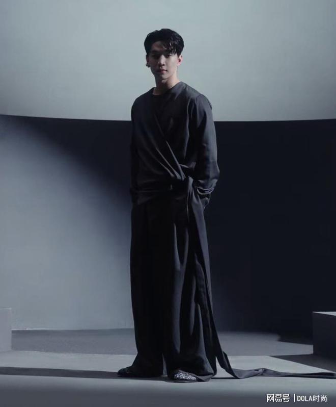 九游体育网站：迪奥2024冬季男装系列融合芭蕾的灵动精髓(图10)