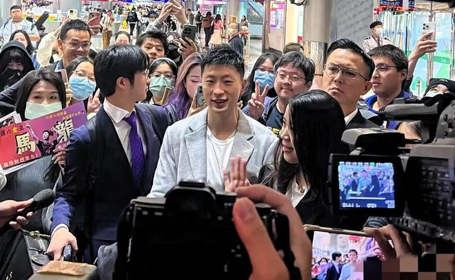 九游体育网站：马龙人气引爆桃园机场！蓝色西装清爽亮相人群里小细节太暖心了(图2)