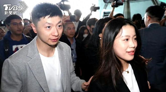 马龙带领团队抵达桃园机场！杨倩穿廓形西服长发飘飘清纯又可人(图1)