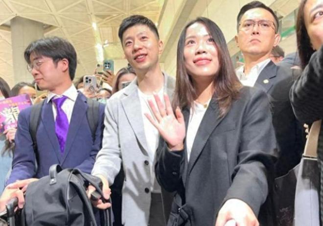 马龙带领团队抵达桃园机场！杨倩穿廓形西服长发飘飘清纯又可人(图3)