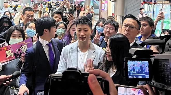 马龙带领团队抵达桃园机场！杨倩穿廓形西服长发飘飘清纯又可人(图2)