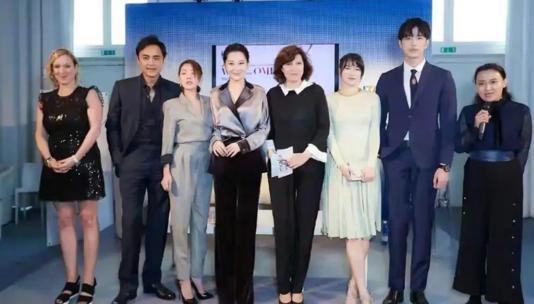 小S与许晴合影昂首挺胸全力比拼却没想到许晴一身绸缎西装轻松赢(图1)