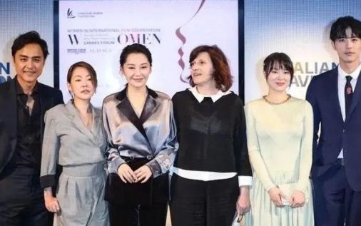 小S与许晴合影昂首挺胸全力比拼却没想到许晴一身绸缎西装轻松赢(图2)