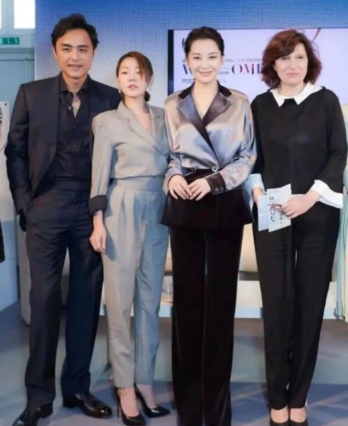 小S与许晴合影昂首挺胸全力比拼却没想到许晴一身绸缎西装轻松赢(图4)