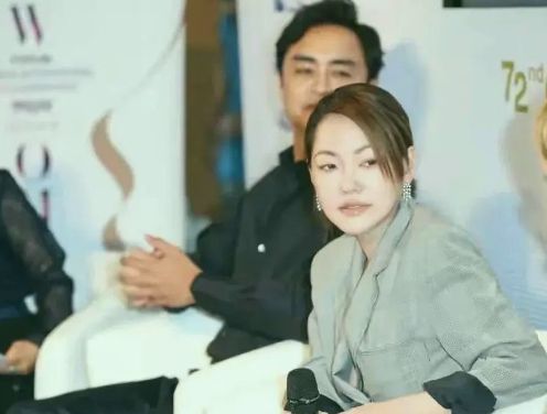 小S与许晴合影昂首挺胸全力比拼却没想到许晴一身绸缎西装轻松赢(图3)