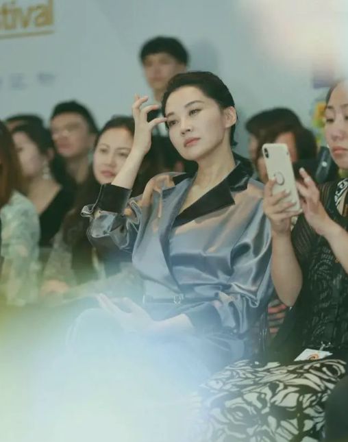 小S与许晴合影昂首挺胸全力比拼却没想到许晴一身绸缎西装轻松赢(图5)