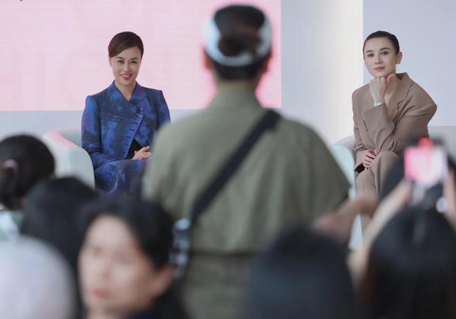 当58岁邬君梅44岁宋佳同框才发现西装成套穿发型利落很重要(图1)