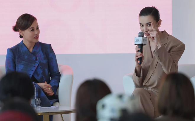 当58岁邬君梅44岁宋佳同框才发现西装成套穿发型利落很重要(图2)