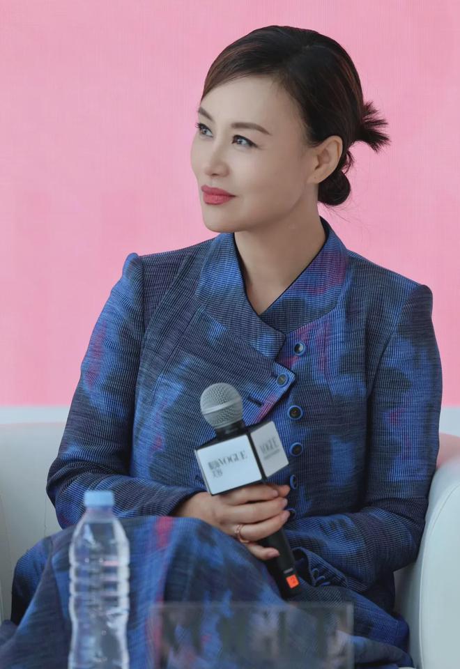 当58岁邬君梅44岁宋佳同框才发现西装成套穿发型利落很重要(图3)