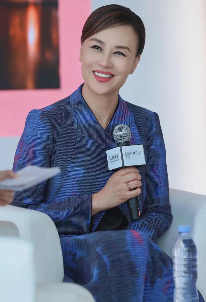 当58岁邬君梅44岁宋佳同框才发现西装成套穿发型利落很重要(图4)