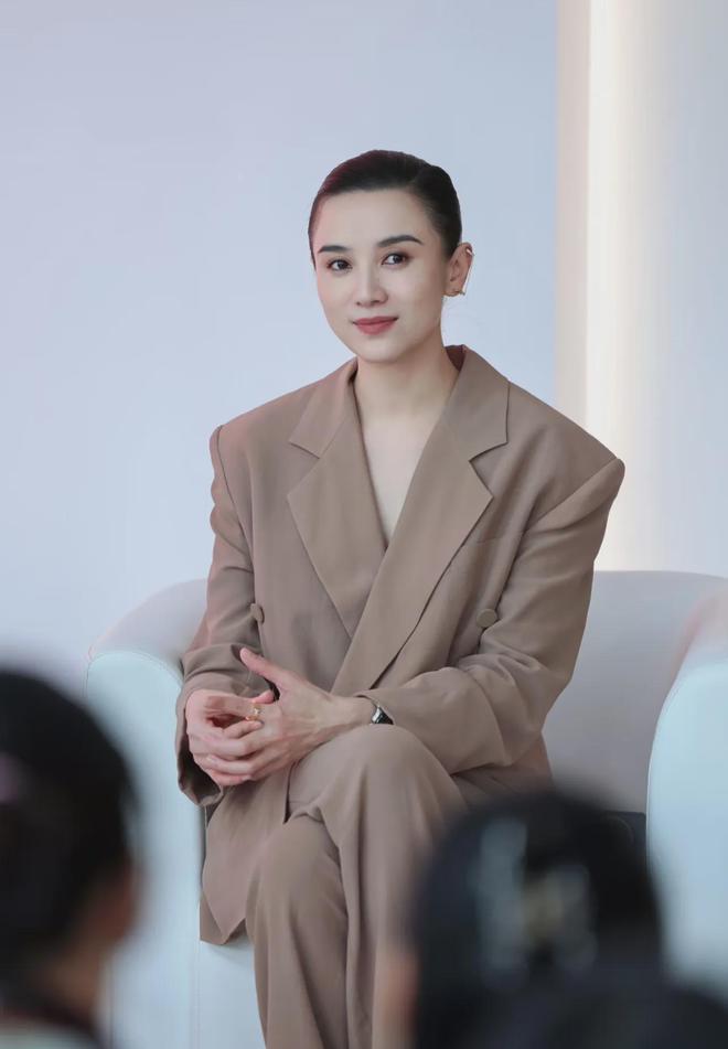 当58岁邬君梅44岁宋佳同框才发现西装成套穿发型利落很重要(图6)