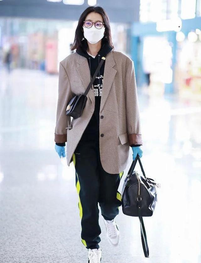 初夏最佳拍档小西装+小白鞋教你get时髦气质(图3)