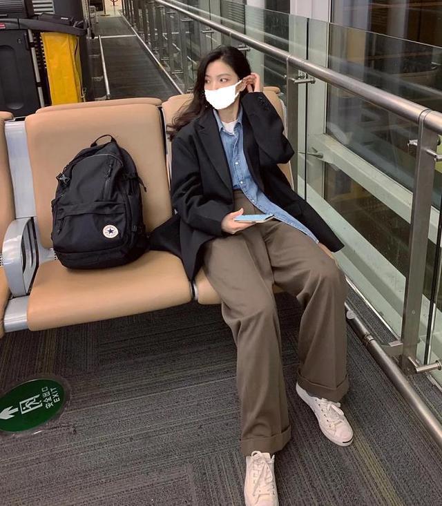 初夏最佳拍档小西装+小白鞋教你get时髦气质(图5)