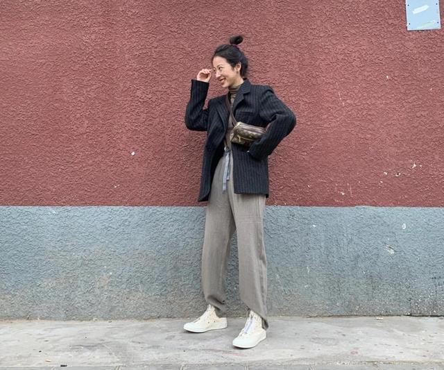 初夏最佳拍档小西装+小白鞋教你get时髦气质(图6)