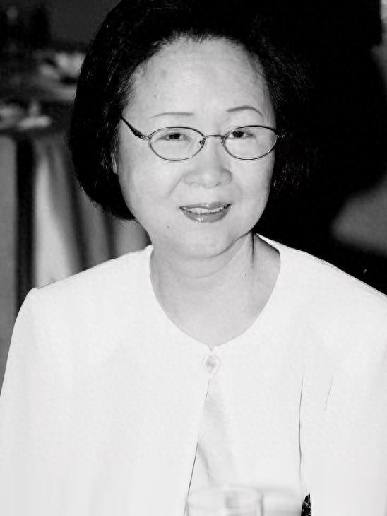 九游体育：琼瑶死因曝光！一氧化碳中毒窒息身亡去世时穿红色洋装面容安详(图1)