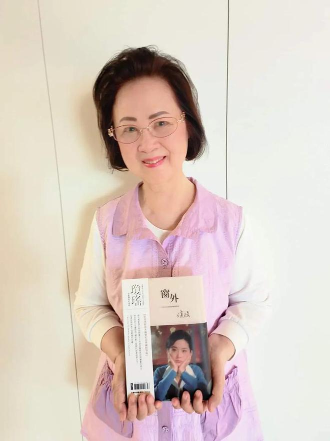 九游体育：琼瑶死因曝光！一氧化碳中毒窒息身亡去世时穿红色洋装面容安详(图3)