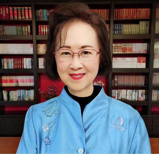 九游体育：琼瑶死因曝光！一氧化碳中毒窒息身亡去世时穿红色洋装面容安详(图2)