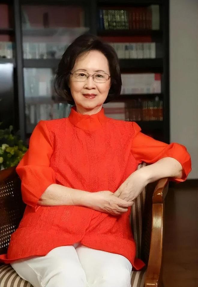 九游体育：琼瑶死因曝光！一氧化碳中毒窒息身亡去世时穿红色洋装面容安详(图20)