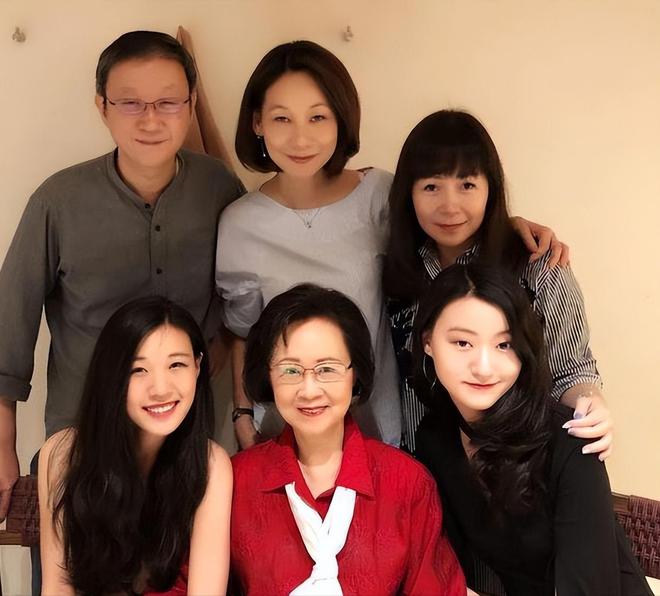 九游体育：琼瑶死因曝光！一氧化碳中毒窒息身亡去世时穿红色洋装面容安详(图18)