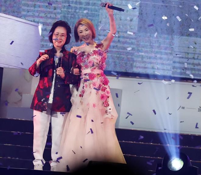 九游体育：琼瑶死因曝光！一氧化碳中毒窒息身亡去世时穿红色洋装面容安详(图27)