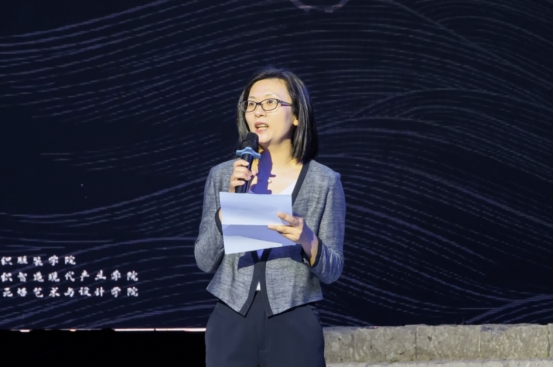 九游体育：我校服装与服饰设计专业2024届毕业作品汇演暨文创作品静态展圆满落幕(图1)